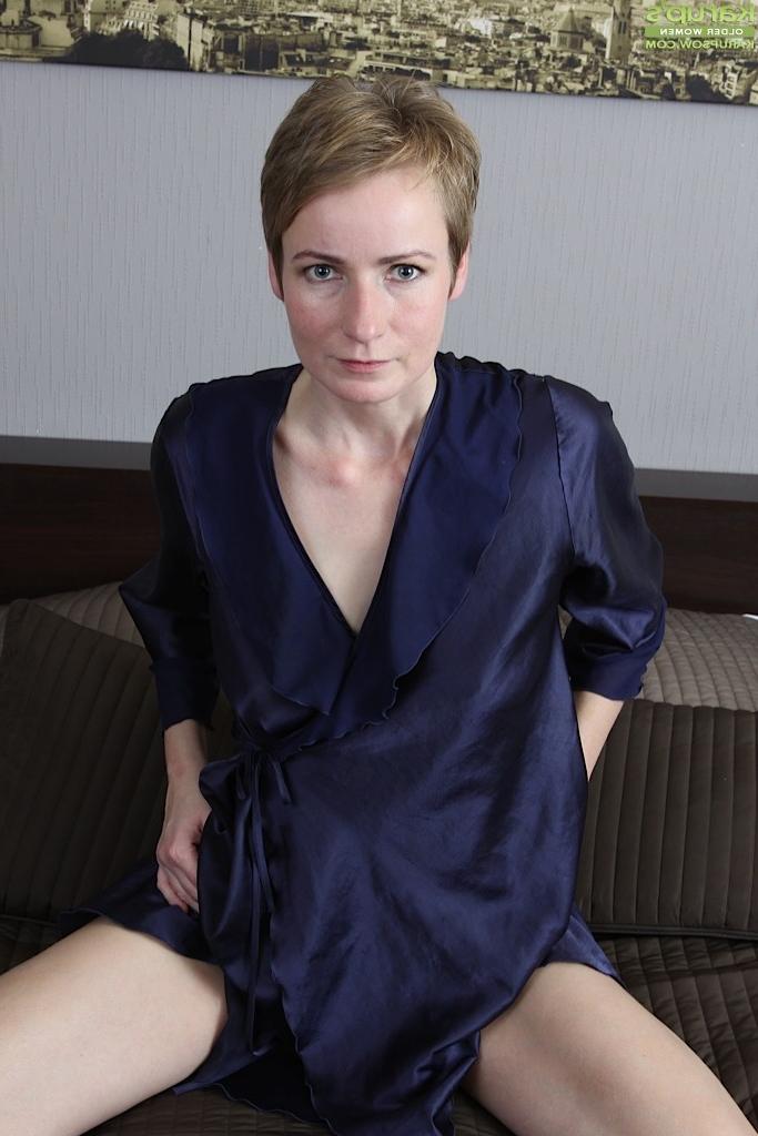 15P Sweet Nensy three fingers deep in her mature pussy