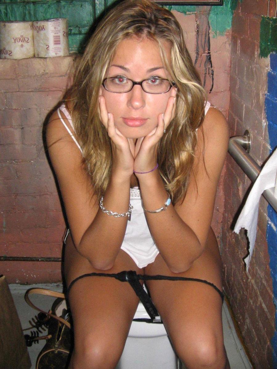 10P Homemade pictures of hot girls giving their asses