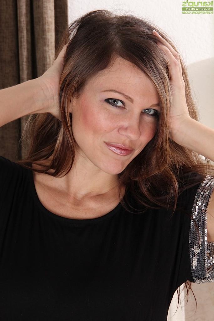15P Stunning elegant MILF Amy Johnson naked in high heels