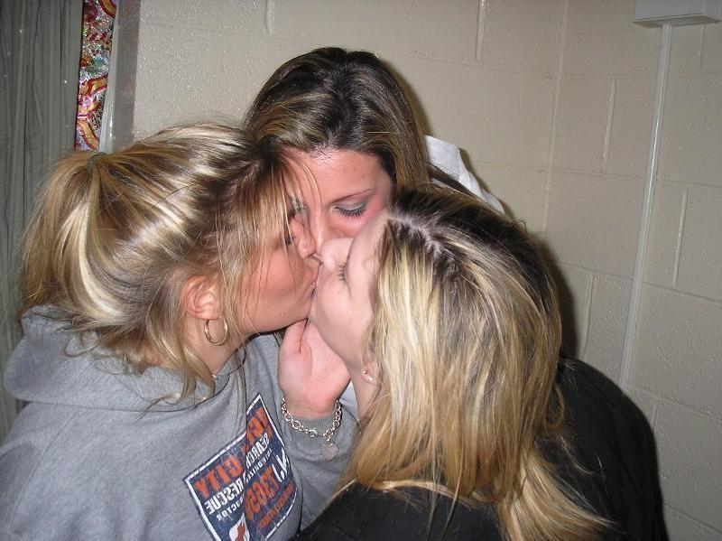 9P Homemade pictures of awesome girlfriends having oral sex