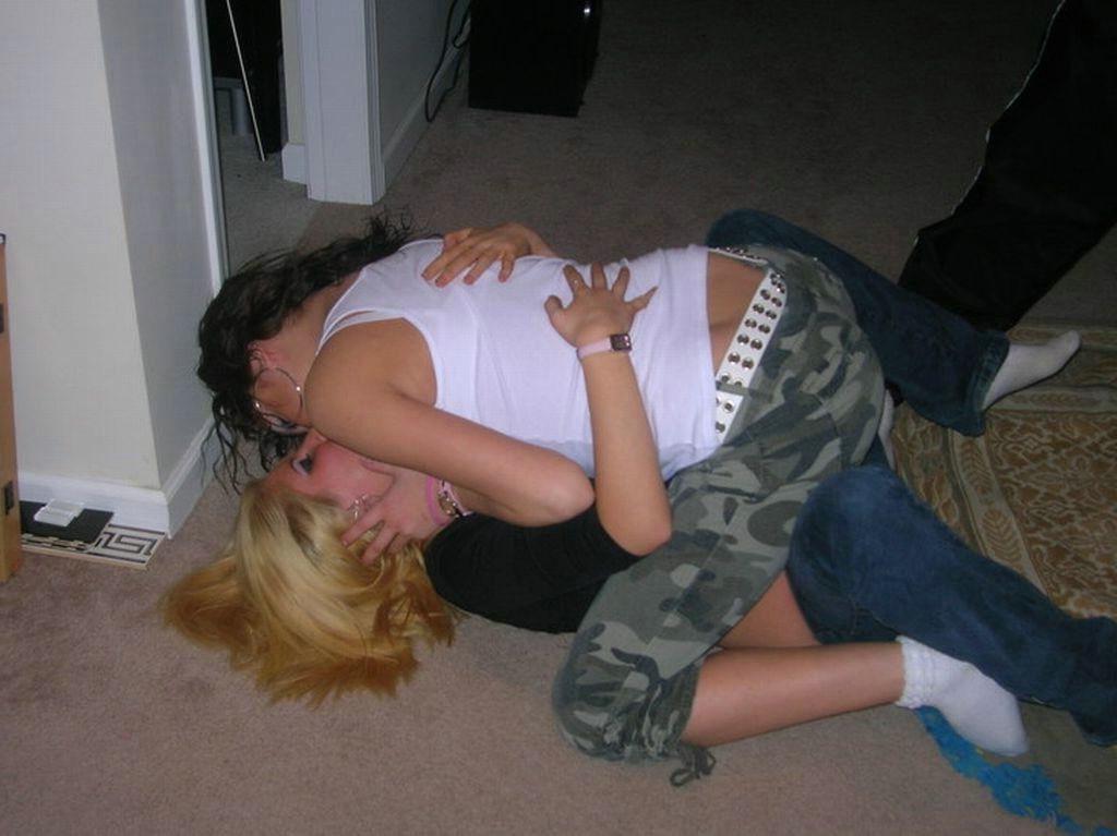 9P Homemade pictures of awesome girlfriends having oral sex