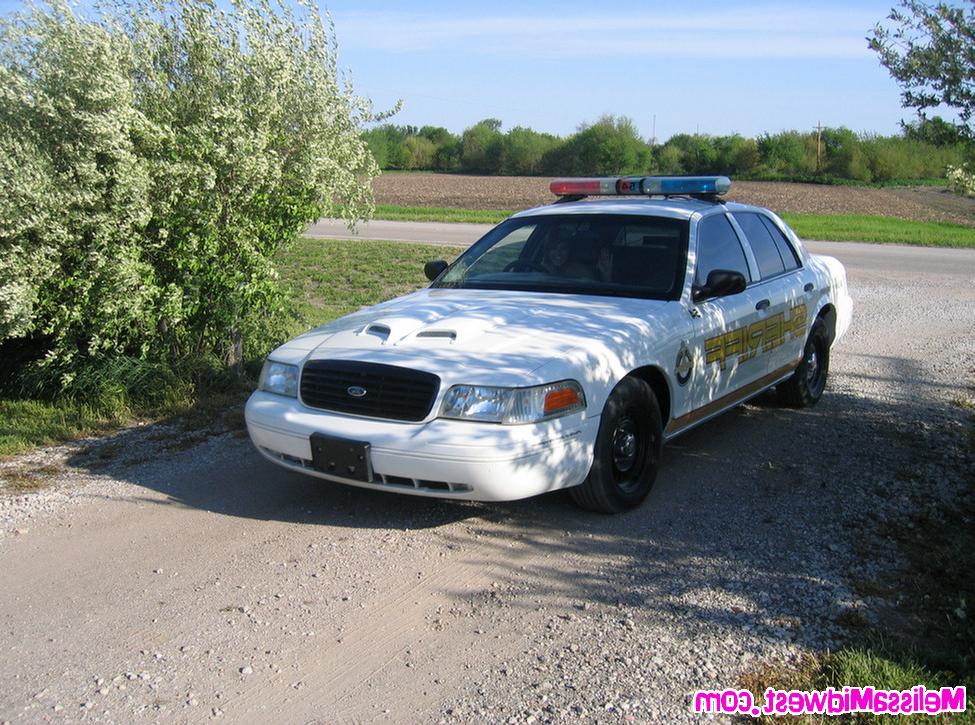 15P Melissa Midwest goes wild on the road in a cop car
