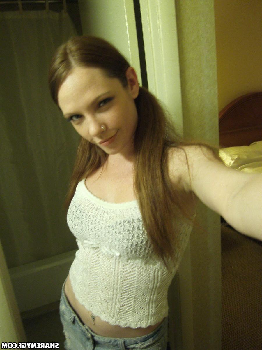12P Horny girlfriend shows off her perfect body in selfies