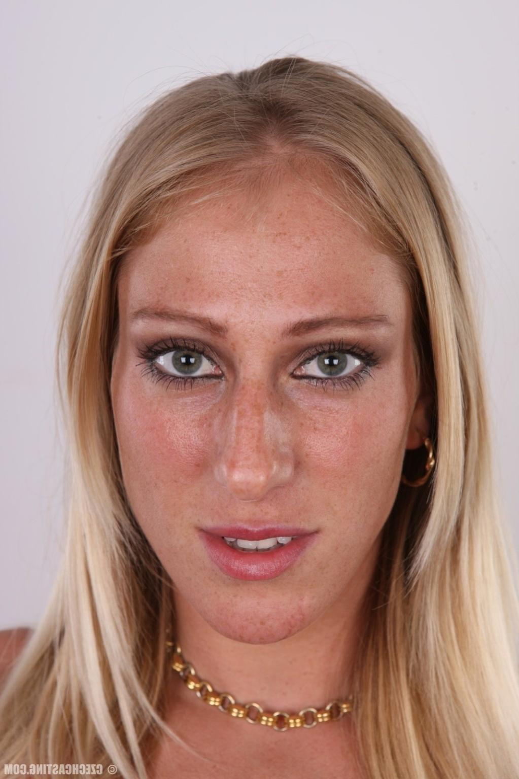 17P Amateur girl poses naked for camera