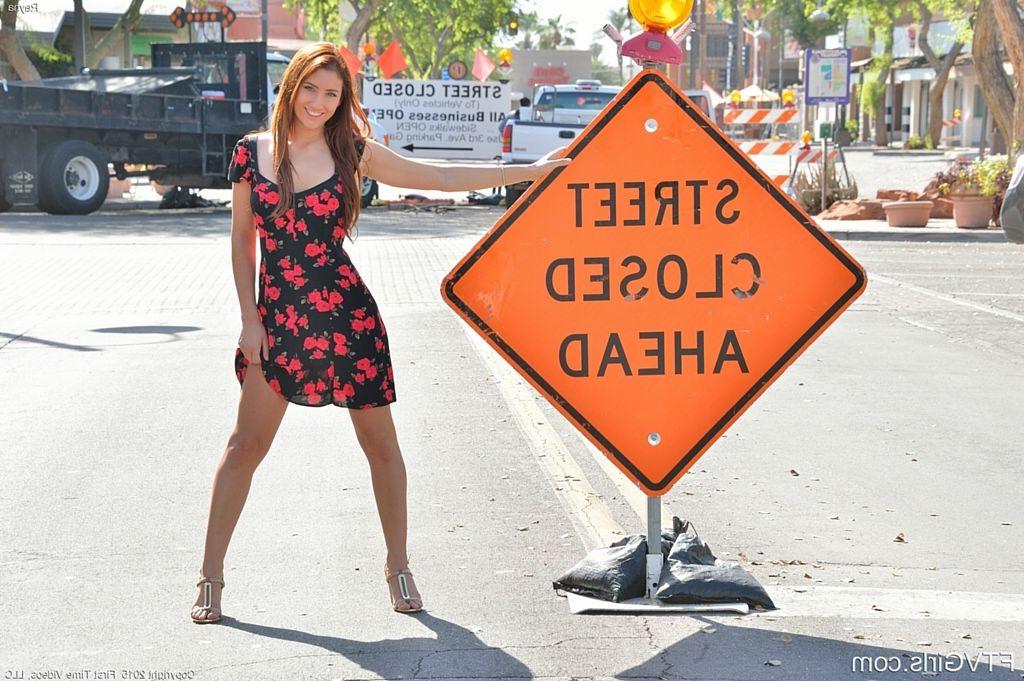 15P Public Pussy Flashes