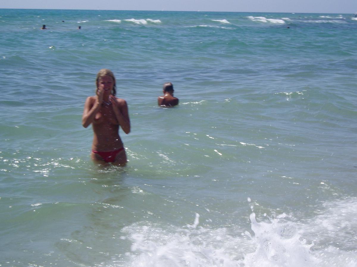 19P Amateur beach voyeur and candid shots