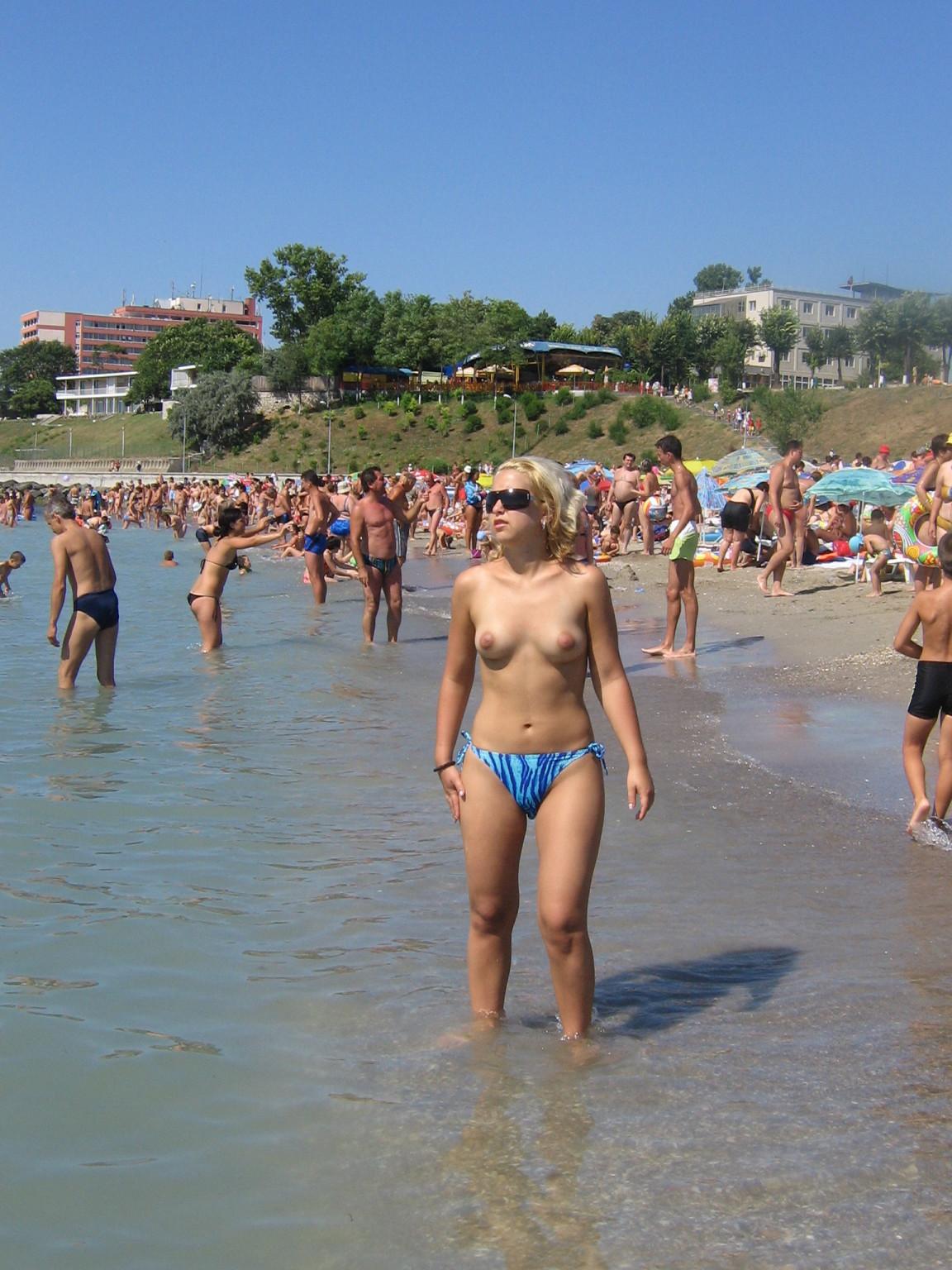 19P Amateur beach voyeur and candid shots