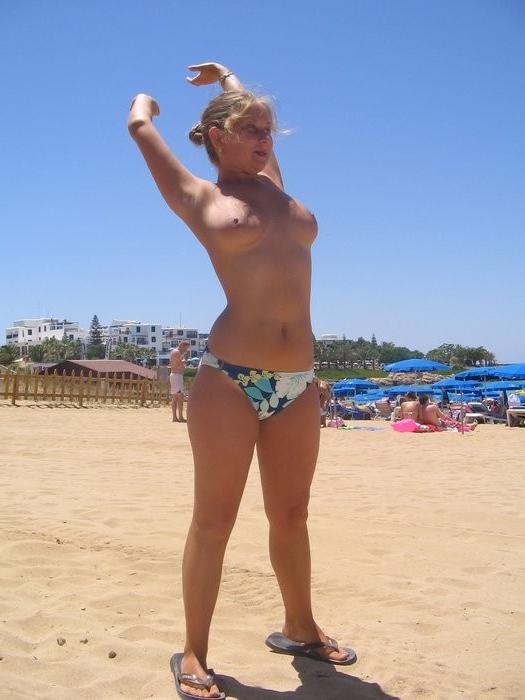 19P Amateur beach voyeur and candid shots