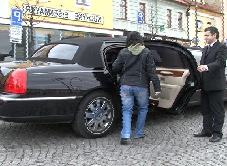 9P Pictures of a blonde and brunette czech girls in a car