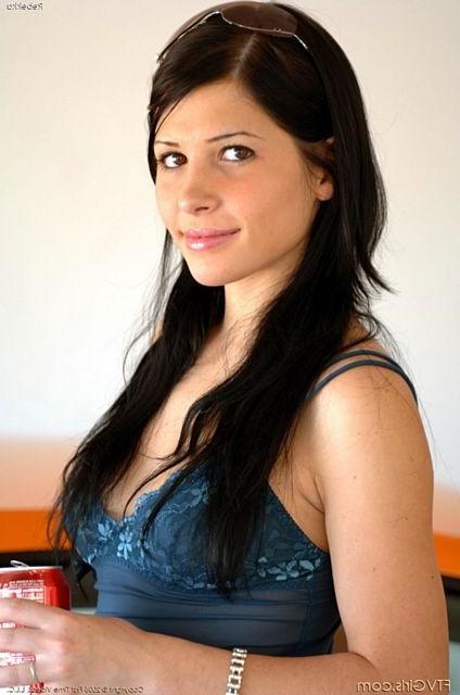 15P Delicious brunette ass and hot car
