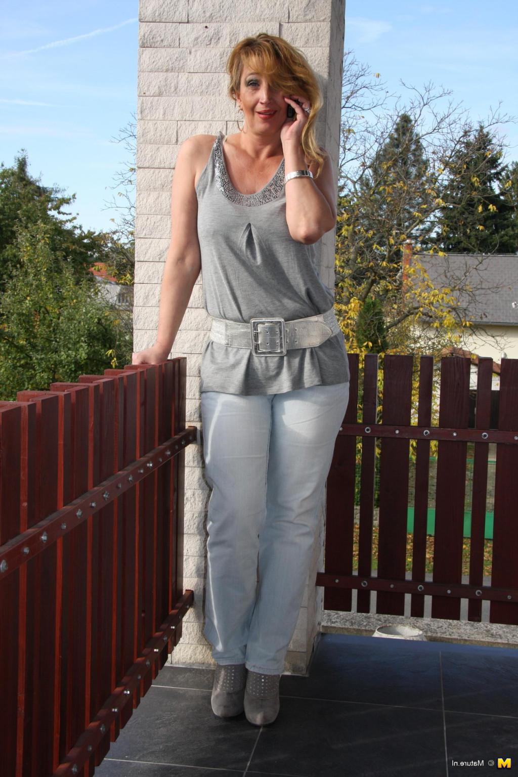 16P This horny mature slut loves her visits to the doctor