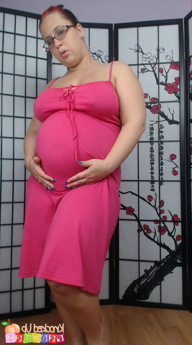12P Curvy pregnant Georgia Peach shows off her big swollen belly