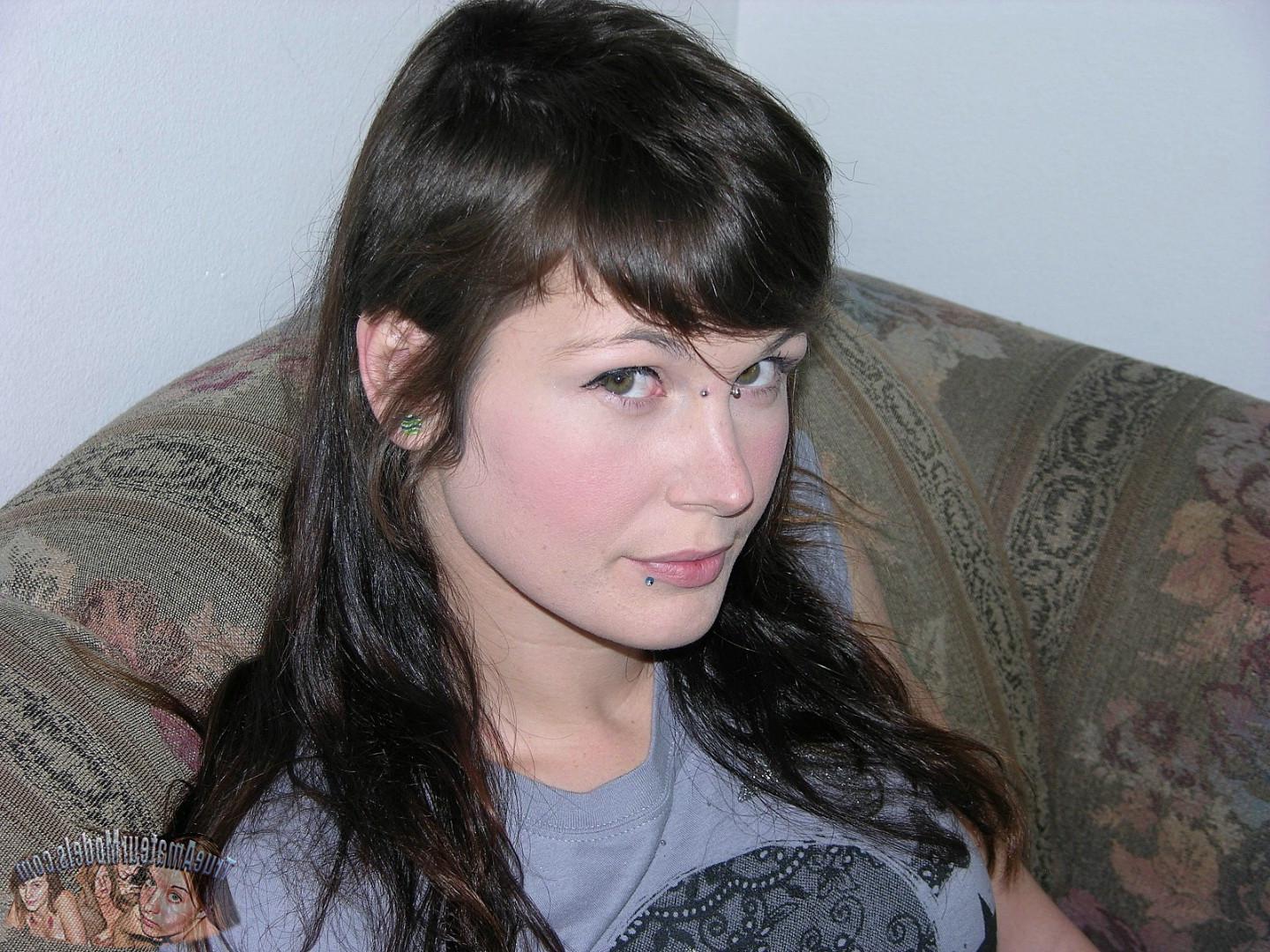16P Aris models nude and shows her asshole