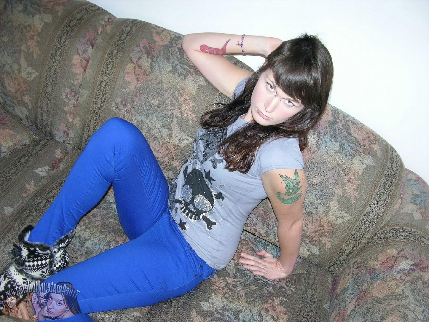 16P Aris models nude and shows her asshole
