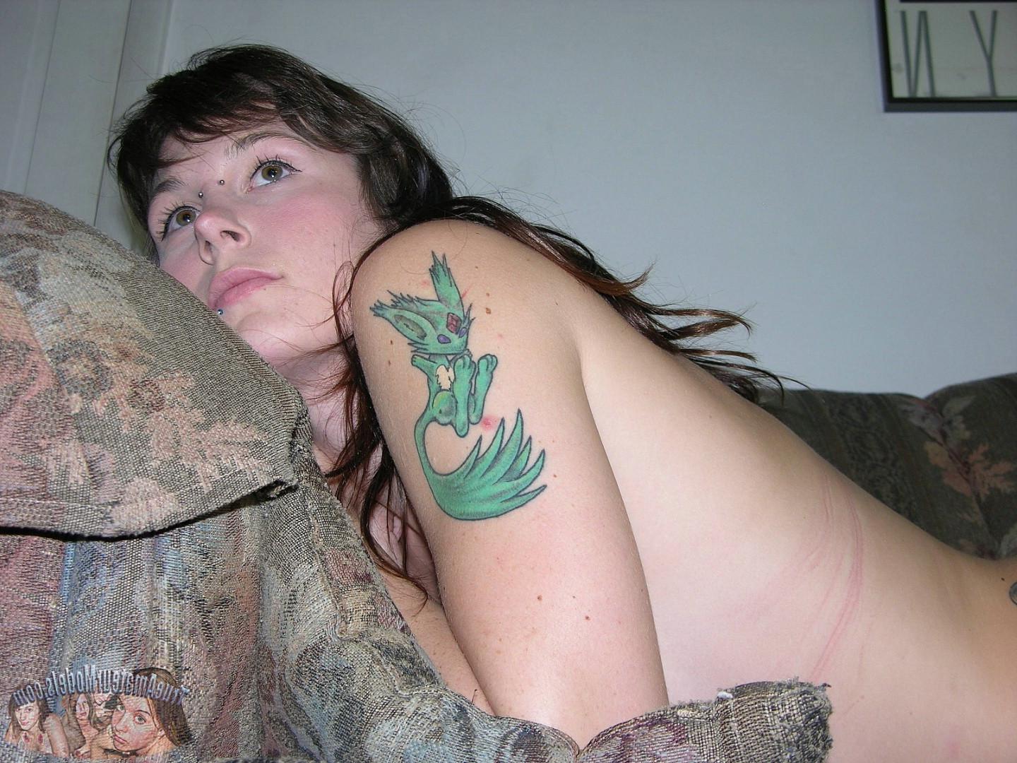 16P Aris models nude and shows her asshole