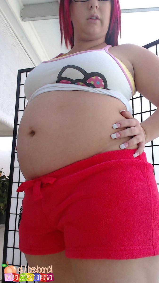 12P Georgia Peach shows off her swollen belly