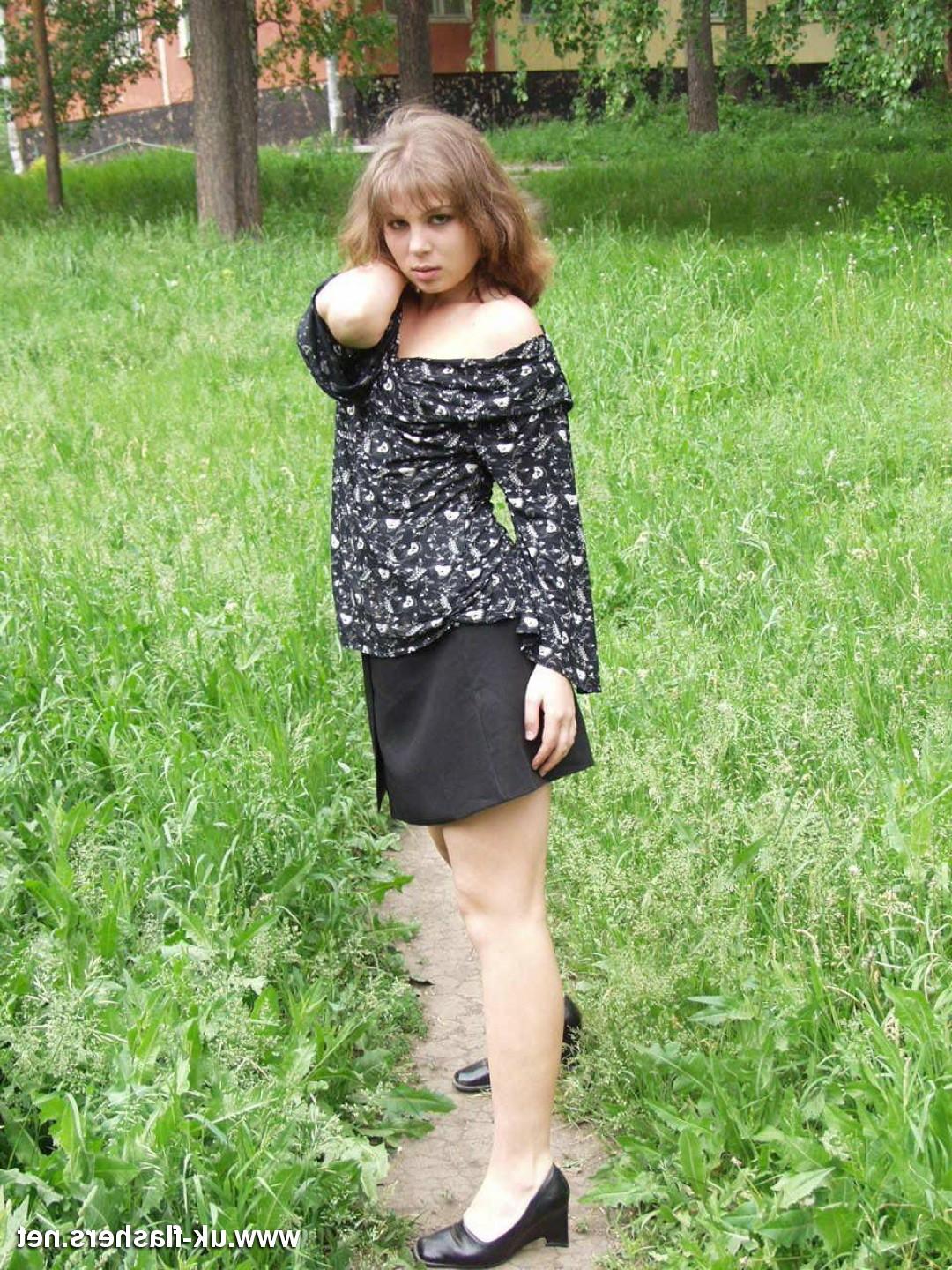 16P Amateur babe flashes her boobs and pussy in public