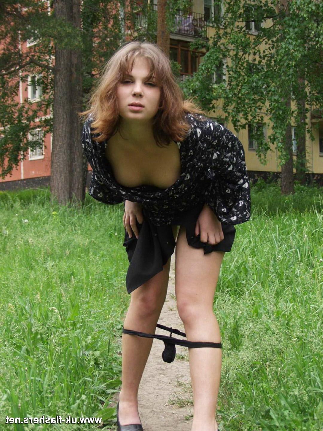 16P Amateur babe flashes her boobs and pussy in public
