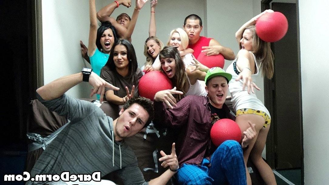 12P Hot amatuer teen college dorm girls getting it on threesome