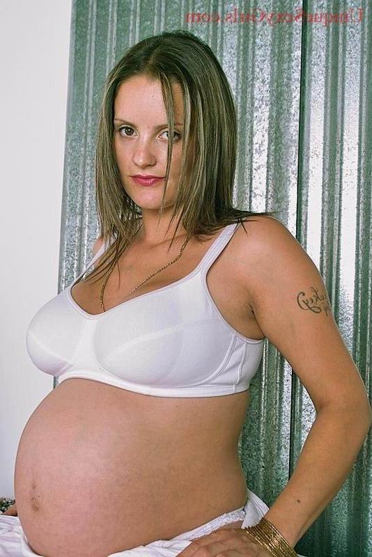 15P Preggo amateur showing bulging belly