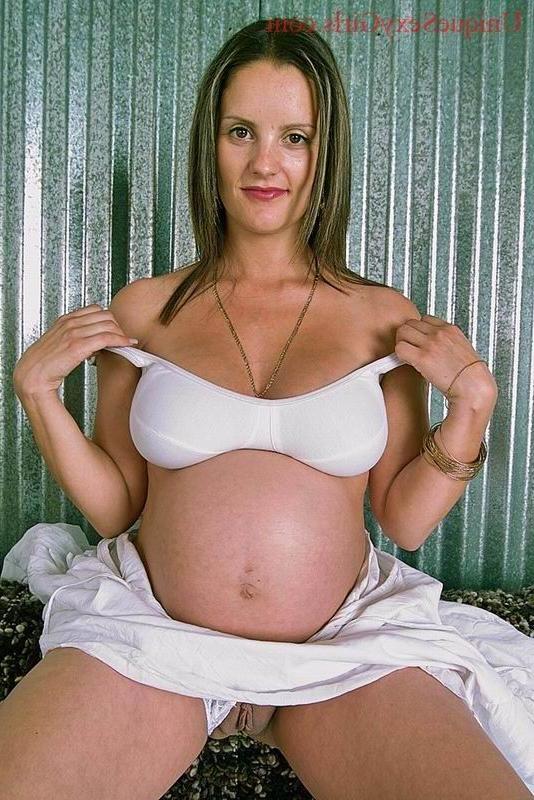 15P Preggo amateur showing bulging belly