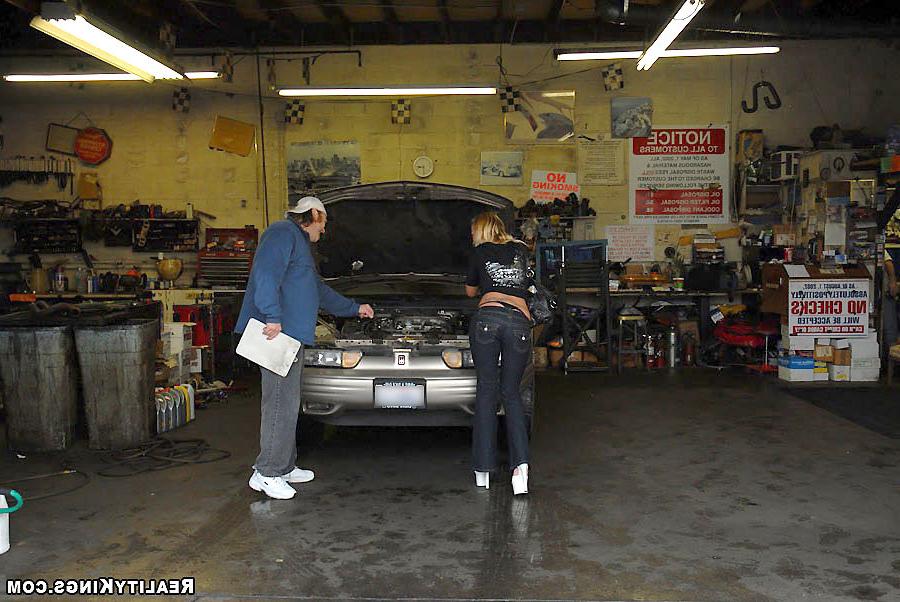 17P Savannah picks up the car with some ass in these pics