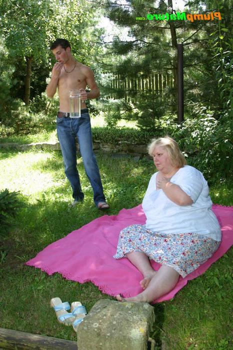 15P Blonde bob gives head to a lucky stud alfresco