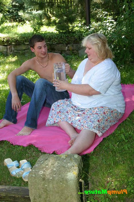 15P Blonde bob gives head to a lucky stud alfresco