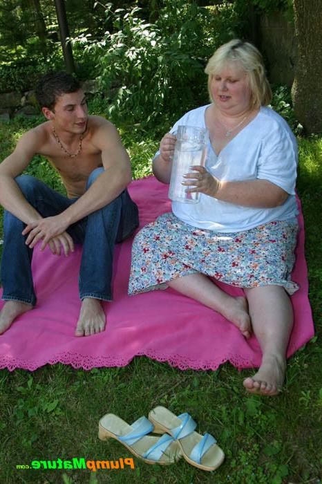 15P Blonde bob gives head to a lucky stud alfresco