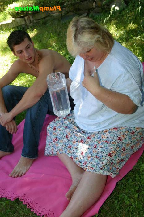 15P Blonde bob gives head to a lucky stud alfresco