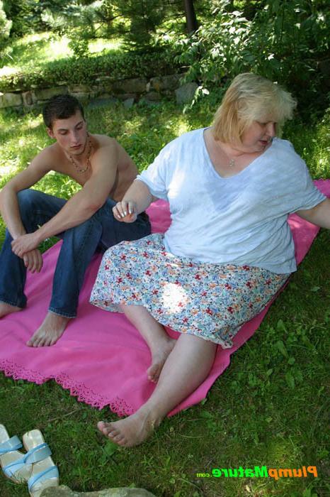 15P Blonde bob gives head to a lucky stud alfresco