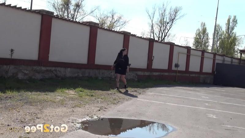 15P Shy girl pees outside on concrete steps