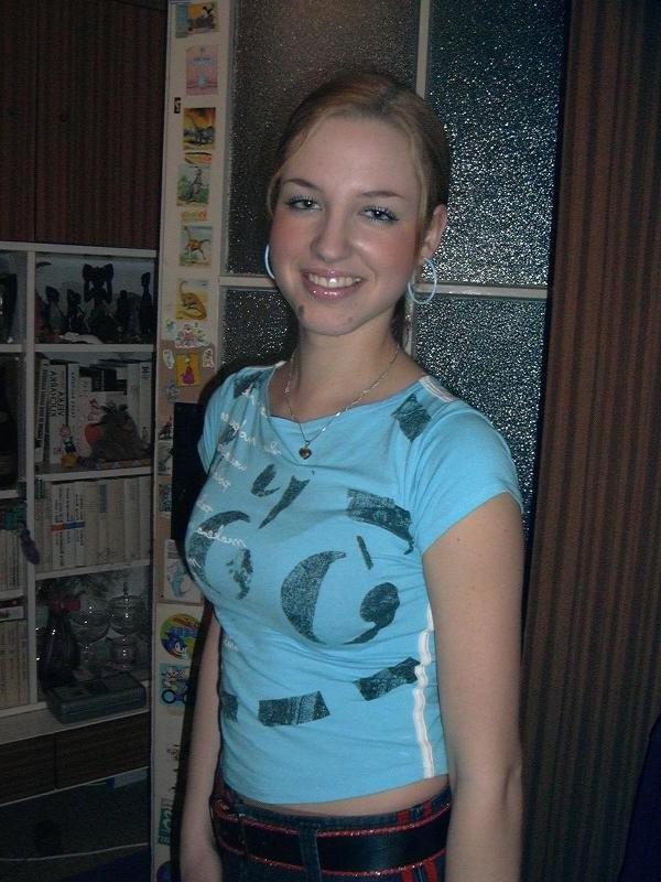 13P Slutty amateur girlfriend flaunts her tits and snatch