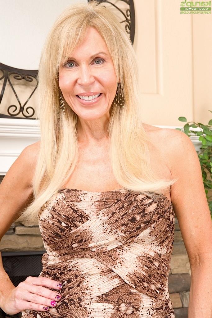 15P Mature cougar Erica Lauren masturbating with dildo
