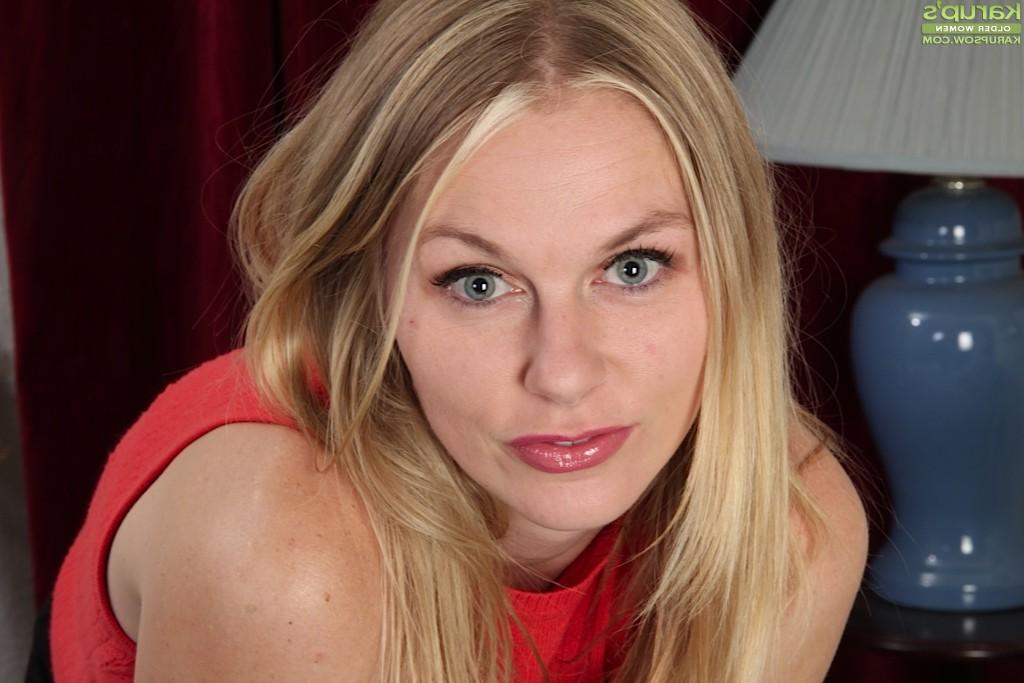 15P Die kleinbrüstige MILF Ava Michelle entblößt ihren schönen Arsch