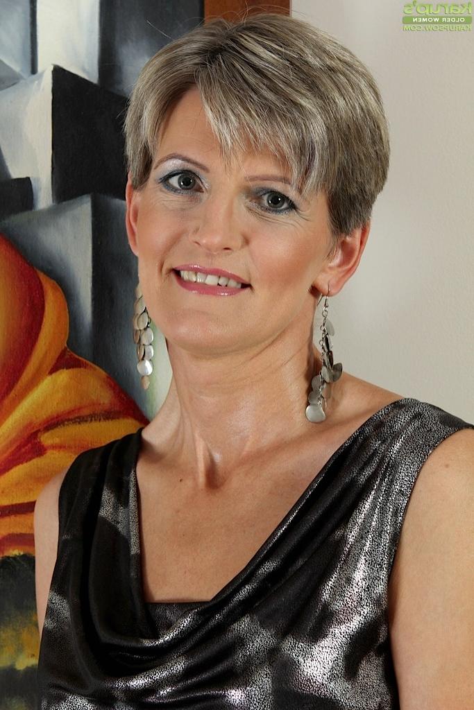 20P Elegant older babe Melanie spreads her tight ass