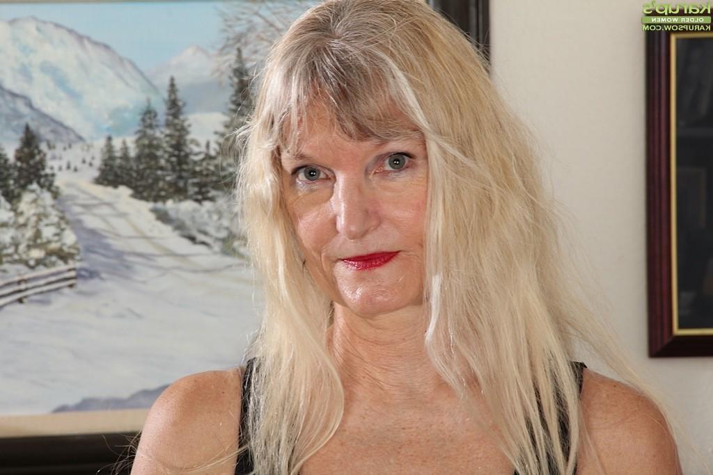 15P Blonde cougar Lisa Cognee plays with her older twat