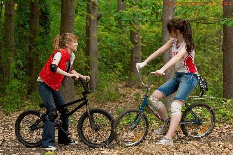 17P Amateur girl riding a bike naked