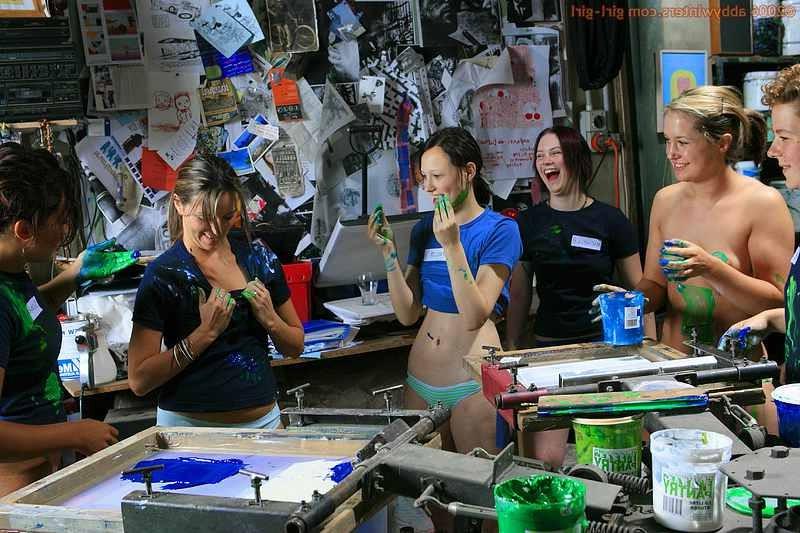 15P Screenprint girls fool around in the shower