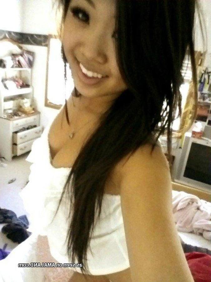 10P Sizzling hot Asian babes posing for the cam