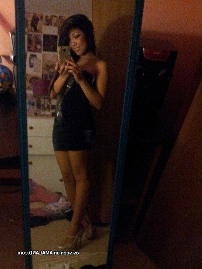 10P Sizzling hot Asian babes posing for the cam