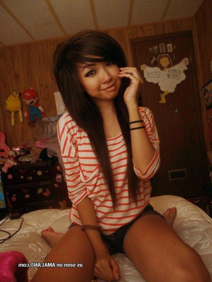 10P Sizzling hot Asian babes posing for the cam