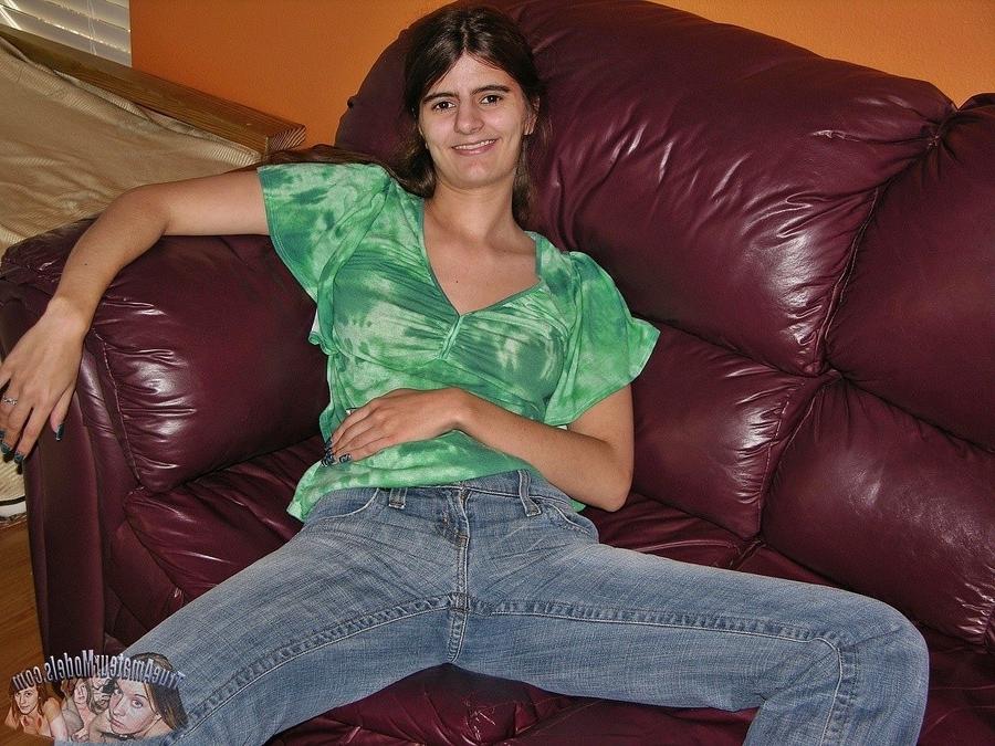 14P Indian babe models nude at amateur photo shoot