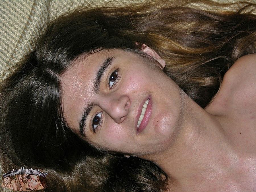 14P Indian babe models nude at amateur photo shoot