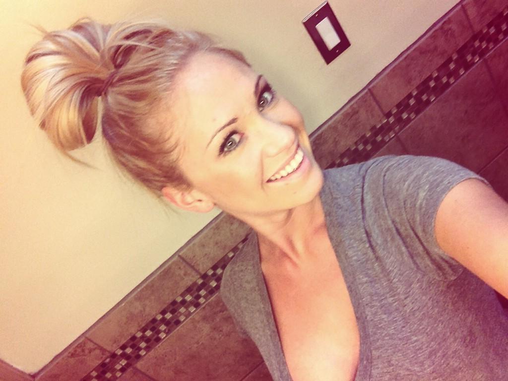 16P Busty blonde cleavage selfies