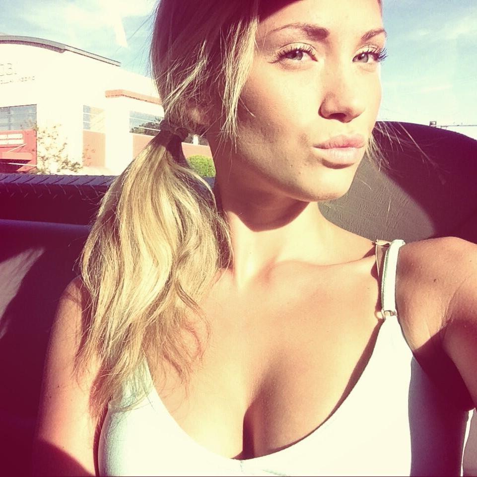 16P Busty blonde cleavage selfies