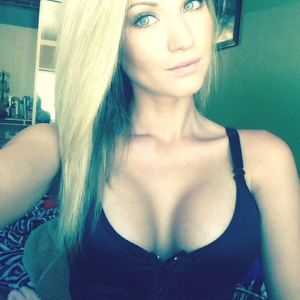 16P Busty blonde cleavage selfies