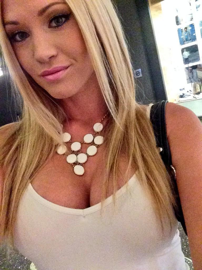 16P Busty blonde cleavage selfies
