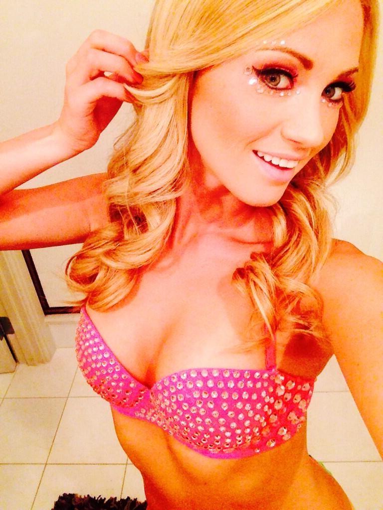 16P Busty blonde cleavage selfies