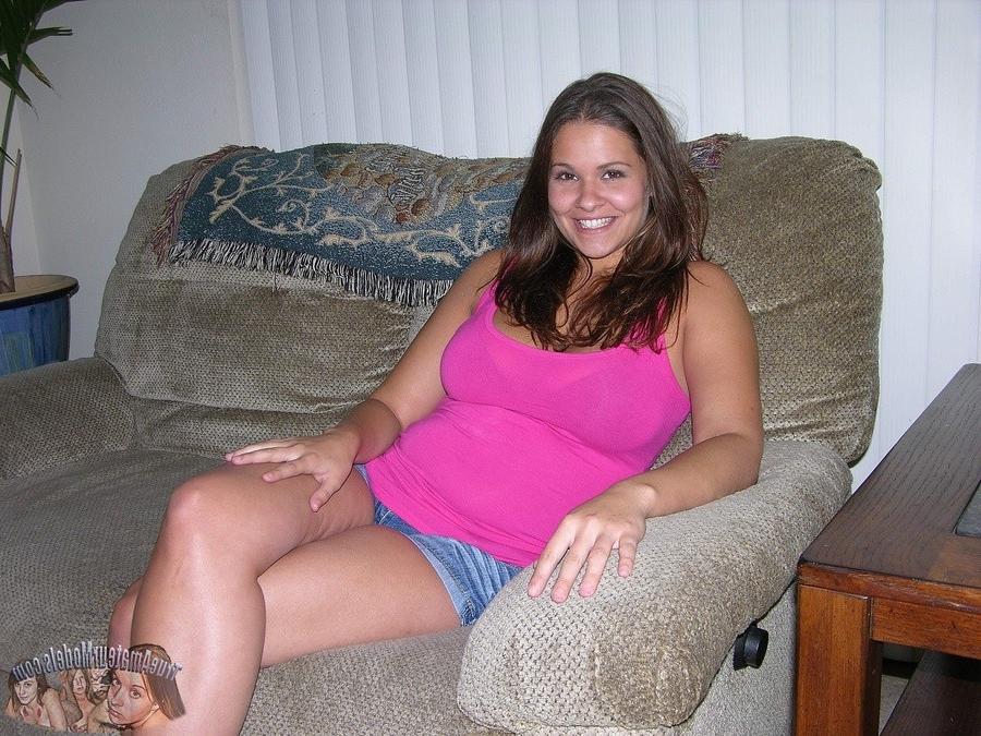 14P Cute amateur latina babe modeling nude